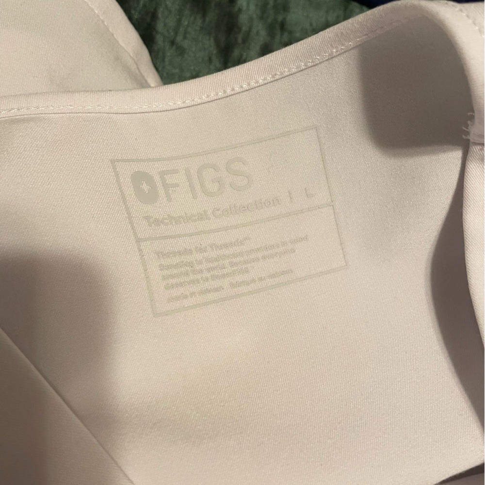 White Figs 2-pocket Top